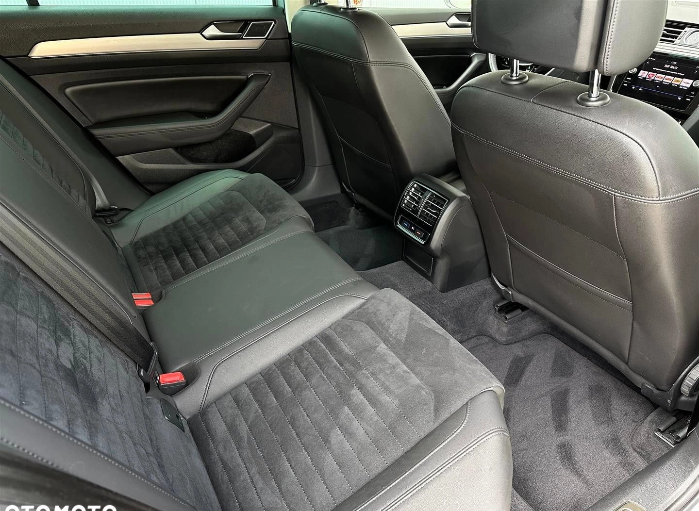 Volkswagen Passat cena 94900 przebieg: 106800, rok produkcji 2018 z Krasnystaw małe 742